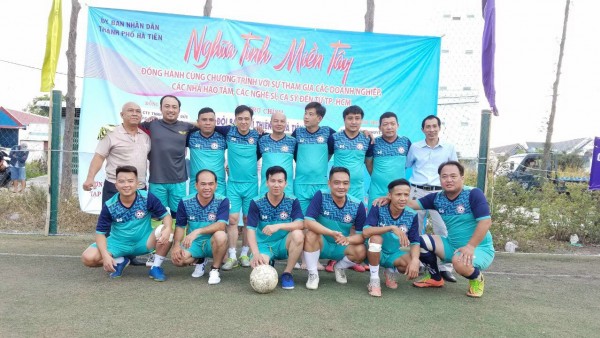 Đồng hành cùng Chương trình “Nghĩa tình miền Tây”: Đội bóng đá FC-Nguyễn Huy giao lưu đội bóng đá Hà Tiên và Phú Quốc