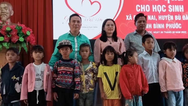Tạp chí Truyền thống và Phát triển trao 40 suất quà cho con em đồng bào xã Đồng Nai, Bù Đăng
