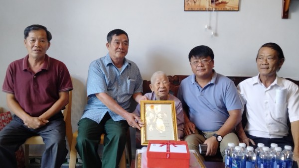 Bà Rịa -Vũng Tàu: Đại diện lãnh đạo tỉnh đến thăm, chúc thọ các cụ tròn 100 tuổi nhân dịp Tết