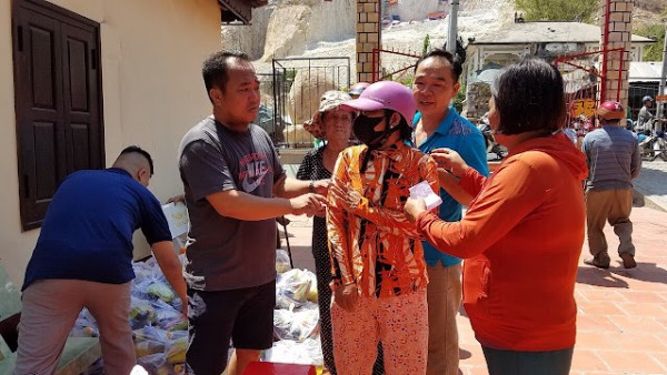 An Giang: Trung tâm Truyền hình Truyền thông Pháp luật trao quà cho những gia đình khó khăn tại Châu Đốc