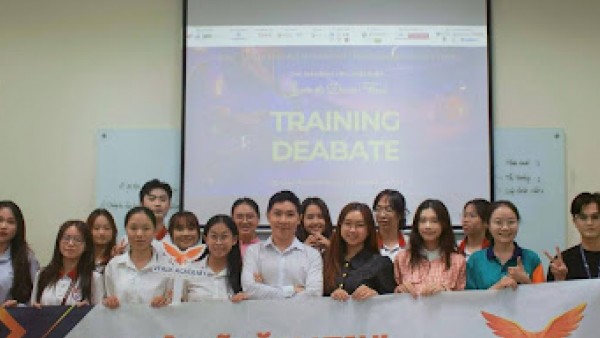 Thạc sĩ Lý Tấn Đạt cùng 4 đội thí sinh và ban tổ chức cuộc thi The Amazing HR Land 2025