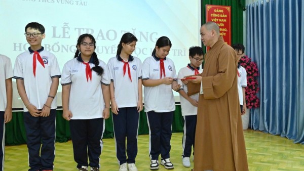 Quỹ Học bổng Khuyến học Chùa Liên Trì trao 51 suất học bổng cho học sinh vượt khó 