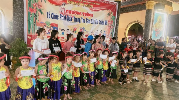 LÂM ĐỒNG: ẤM ÁP ĐÊM TRUNG THU CHO CÁC EM THIẾU NHI TẠI CHÙA PHỔ HIỀN