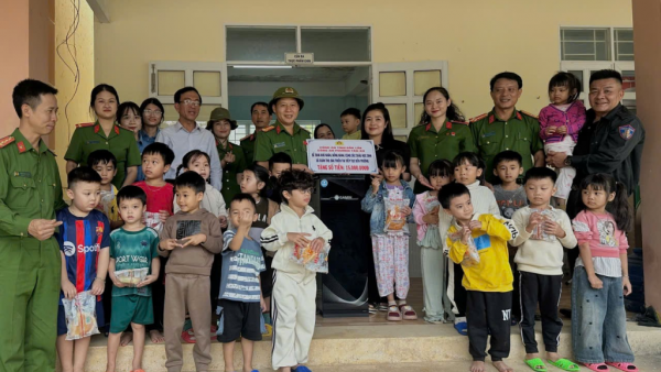 Nhịp cầu yêu thương từ Tân An đến vùng lũ