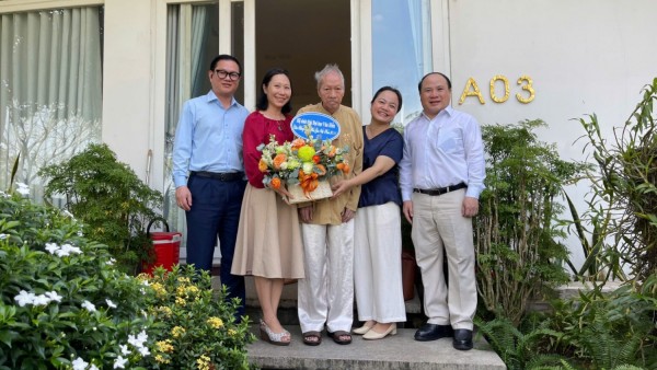 Ấm áp nghĩa tình thầy trò Văn Hiến trong chuyến thăm tri ân 20/11