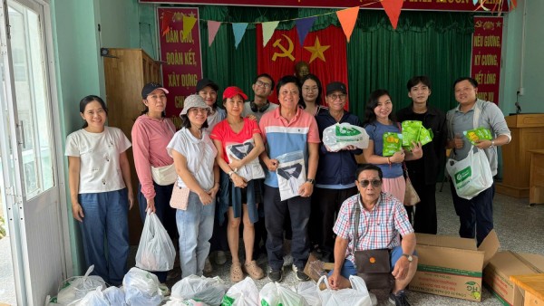 Nhóm thiện nguyện TP.HCM trao 350 phần quà cho bà con khiếm thị bị ảnh hưởng lũ lụt tại Nha Trang