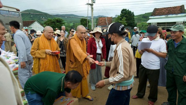 CHUNG TAY HỖ TRỢ ĐỒNG BÀO MIỀN TRUNG SAU LŨ: LAN TỎA TINH THẦN TỪ BI CỦA PHẬT GIÁO