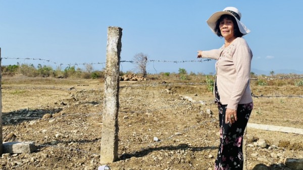 Con đường gia đình Bà Cúc làm để các con có đất xung quanh đi lại sản xuất  bị rào lại