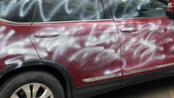 Hải Phòng: Xôn xao chuyện ô tô Honda CR-V bị phun sơn vì đỗ chắn cửa hàng