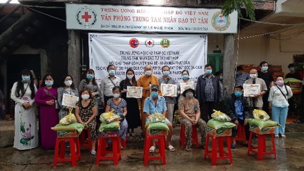 TP.HCM: Chùa Huyền Trang (Nhà Bè) mừng Phật Đản và trao tặng 300 phần quà cho bà con có hoàn cảnh khó khăn