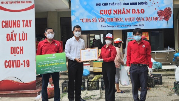 3  Đại diện Vietcombank Bình Dương (thứ hai bên trái)