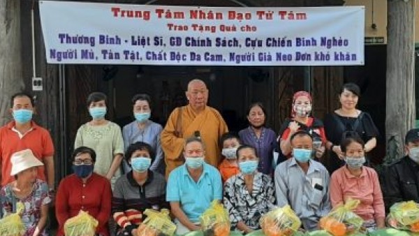 TRUNG TÂM NHÂN ĐẠO TỪ TÂM phát quà cho nạn nhân nhiễm chất đôc da cam