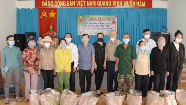 Ông Trần Văn Khánh cùng chính quyền địa phương và mạnh thường quân trao quà tết cho hộ nghèo tại xã Long Phước