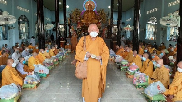 Trung tâm nhân đạo Từ Tâm tổ chức cúng dường 300 chùa đầu xuân Nhâm Dần
