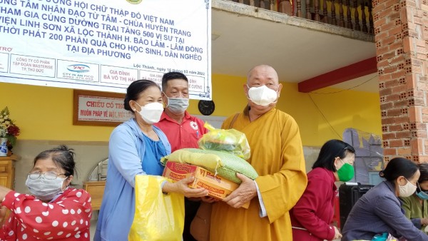 Trung Tâm Nhân Đạo Từ Tâm thăm và tặng quà cho học sinh và người nghèo tỉnh Lâm Đồng