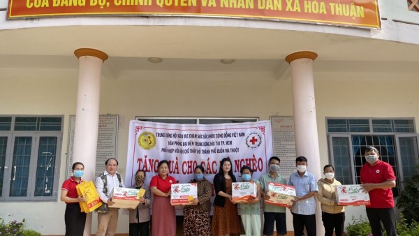 VĂN PHÒNG ĐẠI DIỆN TRUNG ƯƠNG HỘI GDCSSKCĐ VIỆT NAM PHỐI HỢP VỚI HỘI CHỮ THẬP ĐỎ TP BUÔN MA THUỘT “TRAO TẶNG QUÀ CHO HỘ NGHÈO DỊP LỄ 30/4”