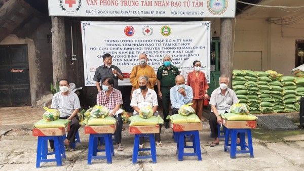 Trung Tâm Nhân đạo Từ Tâm phát quà nhân lễ 30/4