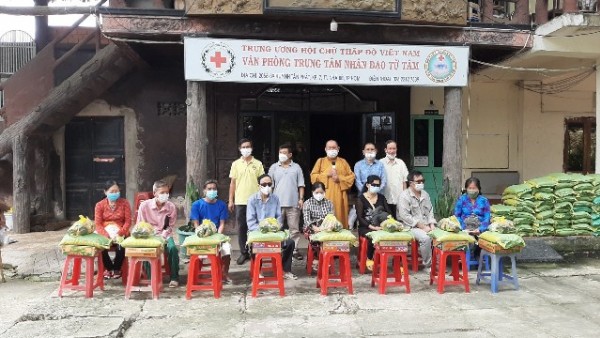 Trung tâm nhân đạo Từ Tâm tổ chức trao quà cho người già neo đơn