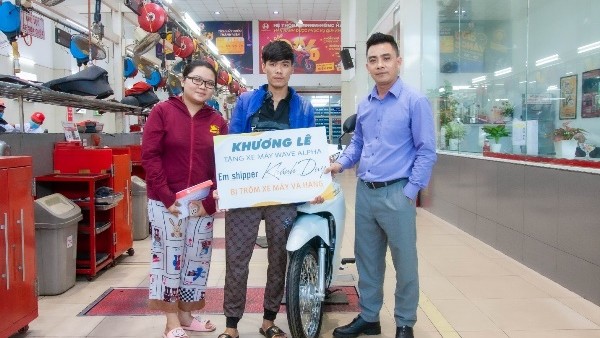 Doanh nhân Khương Lê tặng xe máy cho shipper Khánh Duy bị cướp, thì ra là ông bố nổi tiếng khắp mạng xã hội