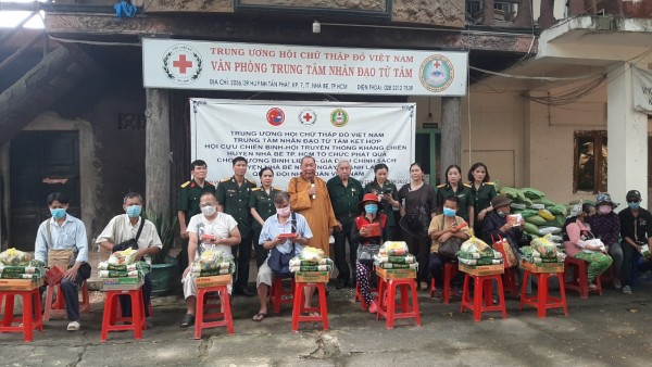 Trung Tâm Nhân Đạo Từ Tâm tặng quà nhân ngày Thương Binh Liệt Sĩ