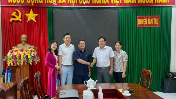 Viện IMRIC, Tc Nhiếp ảnh và Đời sống và Bv Răng Hàm Mặt Sài Gòn đến thăm, làm việc với UBND huyện Tân Trụ (Long An)