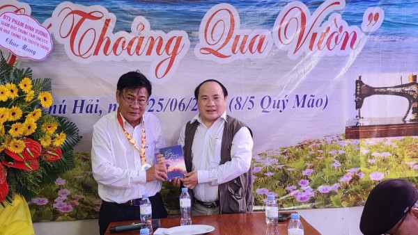 Ra mắt tập thơ văn “Gió thoảng qua vườn”