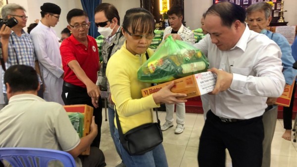 Trao tặng 300 phần quà cho người già neo đơn, trẻ em cơ nhỡ, khuyết tật nhân mùa Vu lan báo hiếu