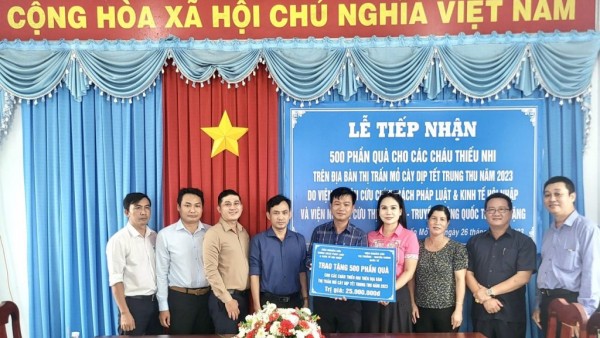 Viện IMRIC - Viện IRLIE, Trung tâm TTLCC tặng quà Trung thu cho trẻ em nghèo