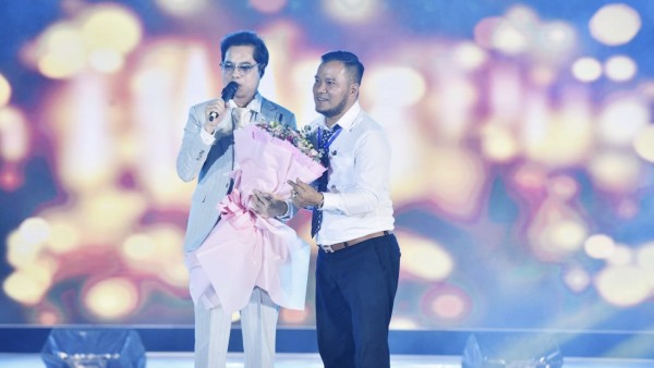Anh Lê Thiết Nguỵ tặng hoa danh ca Ngọc Sơn