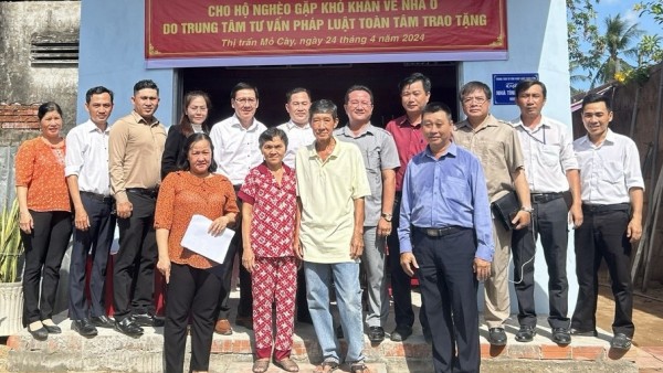 Bến Tre: Trung tâm tư vấn pháp luật Toàn Tâm phối hợp UBND Thị trấn Mõ Cày tổ chức bàn giao nhà tình thương trên địa bàn