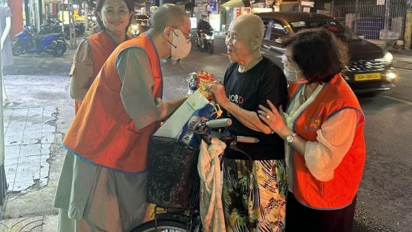 Chùa Pháp Vân trao tặng hàng trăm phần quà cho người nghèo