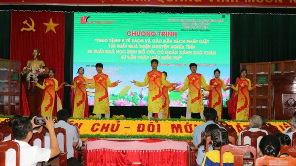 Bình Định Học viện Tư pháp trao tặng “Tủ sách pháp luật”, 100 suất quà cho bà con, học sinh nghèo