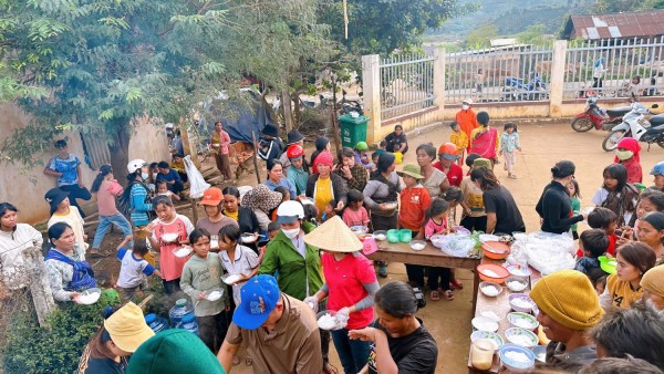 NHÓM THIỆN NGUYỆN  TRÁI TIM TÂY ĐÔ K9 TỔ CHỨC TẶNG QUÀ CHO TRẺ EM NGHÈO ĐỒNG BÀO KV TÂY NGUYÊN