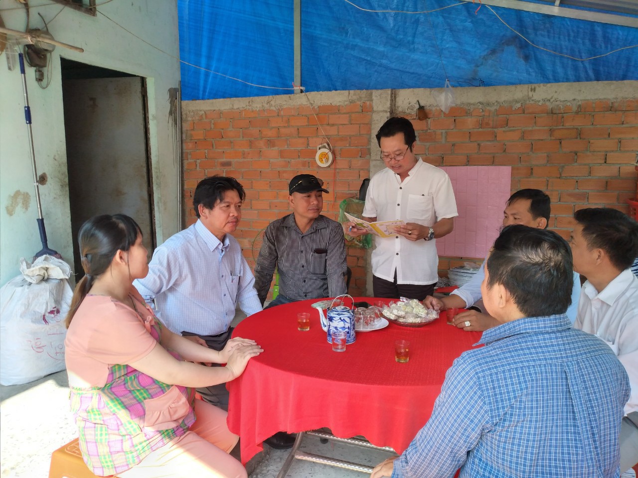 Nghệ sĩ Thanh Bắc và các “tấm lòng vàng”, trao 112 triệu đồng cho bé Trần Kiều Nga bị ung thư máu