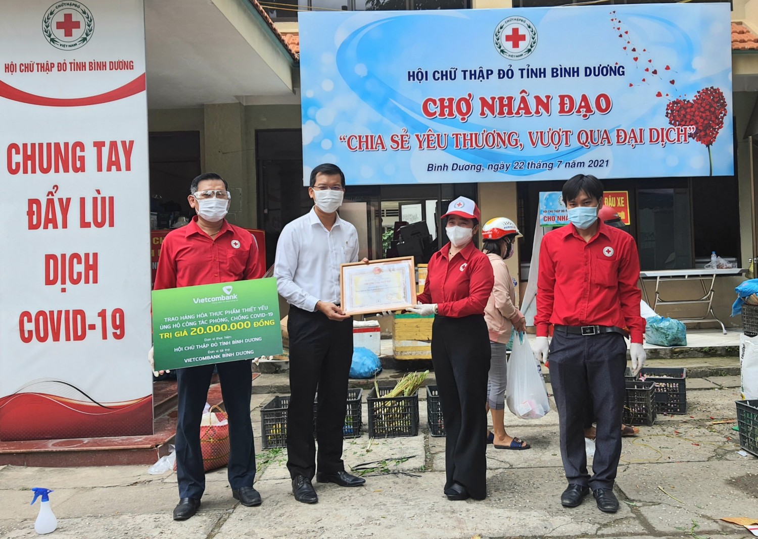 3 Đại diện Vietcombank Bình Dương (thứ hai bên trái)