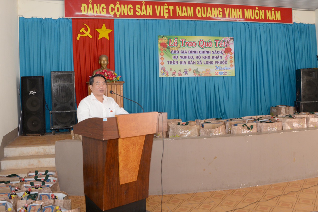 Ông Phan Văn Cường Bí thư Đảng ủy xã Long Phước, TP Bà Rịa thay mặt chính quyền địa phương cám ơn các mạnh thường quân